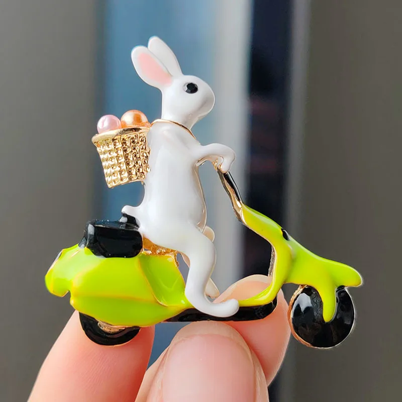 

Cute Riding Rabbit Brooch Pins Women Fashion Cartoon Animal Brooch Dripping Oil Design Corsage Badge Girls Clothing Accessories