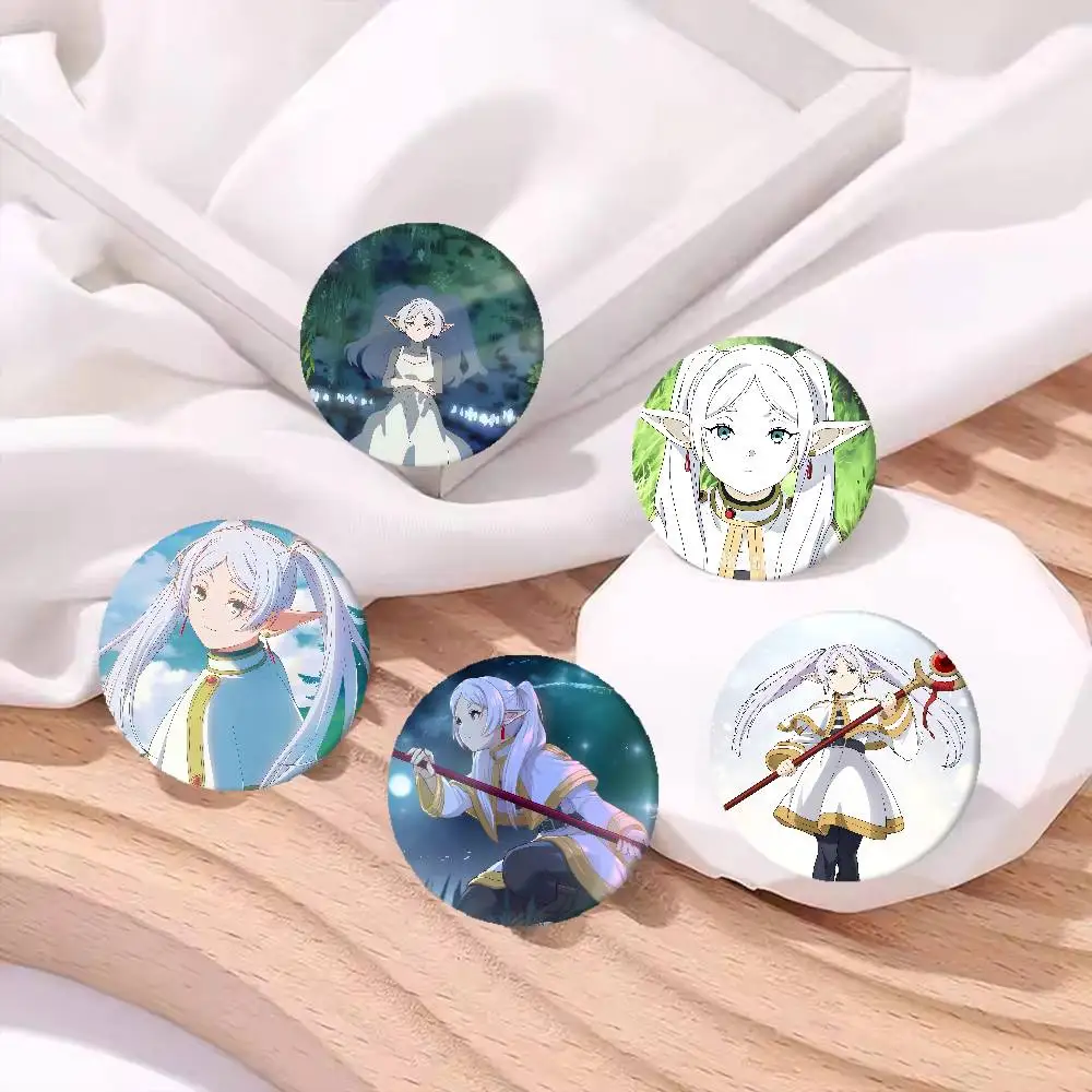 F-Frieren Beyond Journeys End 58mm Linda figura de Anime icono insignia broche de hojalata hecho a mano para mochila ropa adorno de pecho