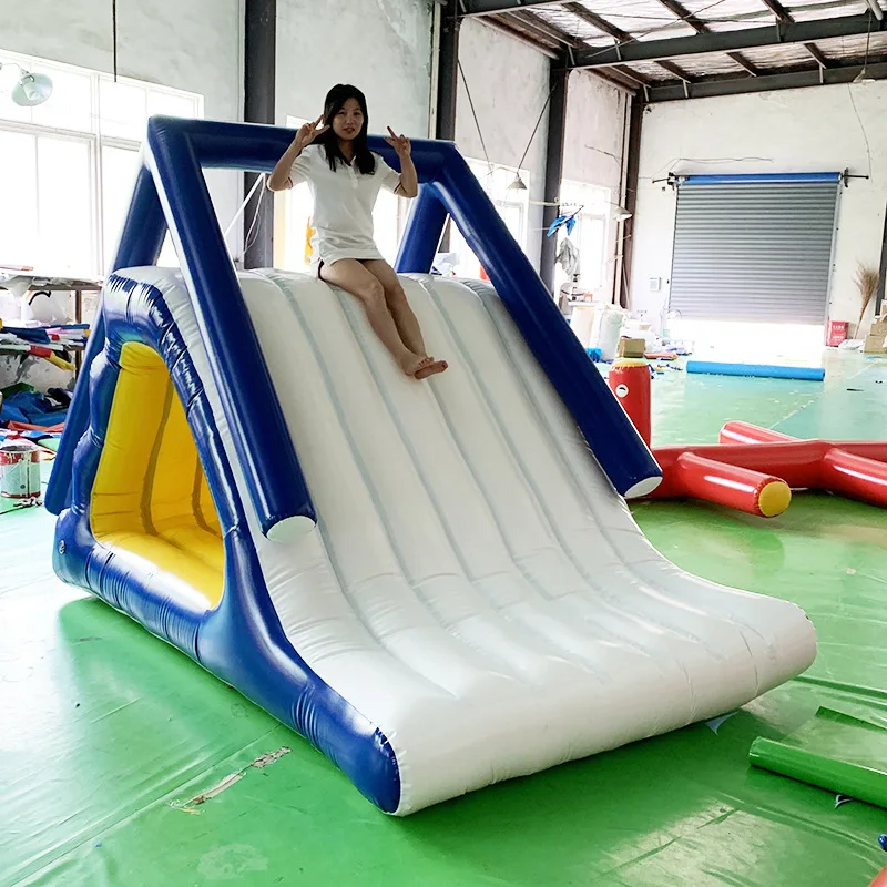 Aufblasbare Wasserrutsche Kletterwand Wasserspielgeräte Dreiecksrutsche