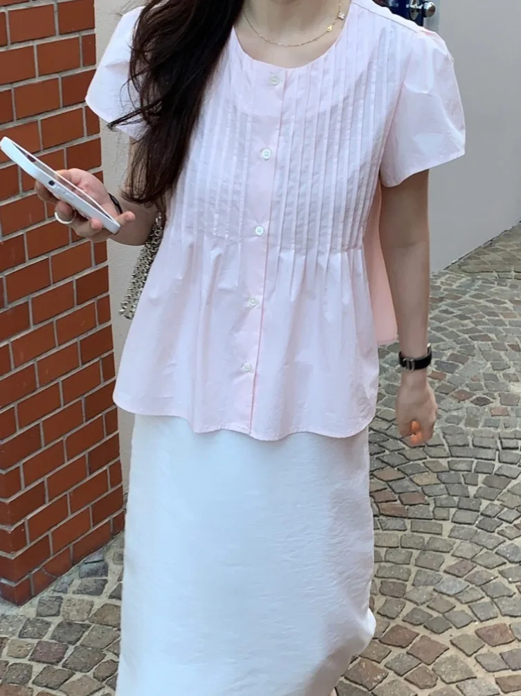 قميص نسائي أنيق وعصري بأكمام قصيرة، تصميم صيفي جديد بزر واحد، حواف مطوية أنيقة، مريح للبشرة وقابل للتنفس
