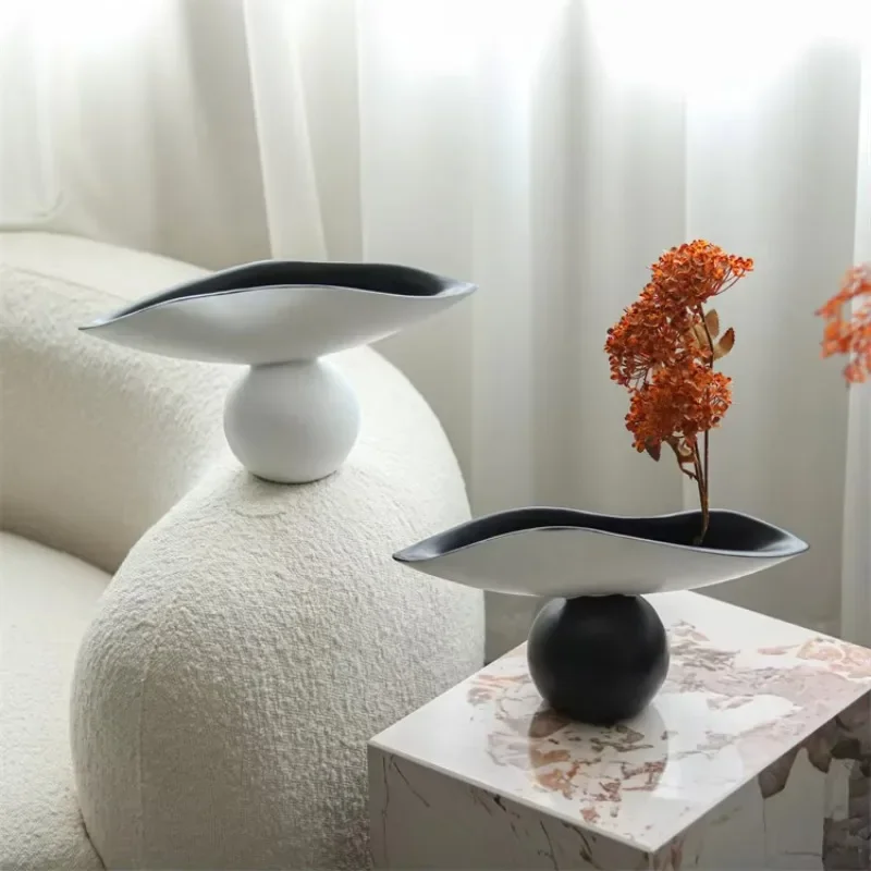 Modern Luxury Black White Resin Creative Decorative Flower Vase For Home Decor Art Desktop Office Decorative Flower Vessel