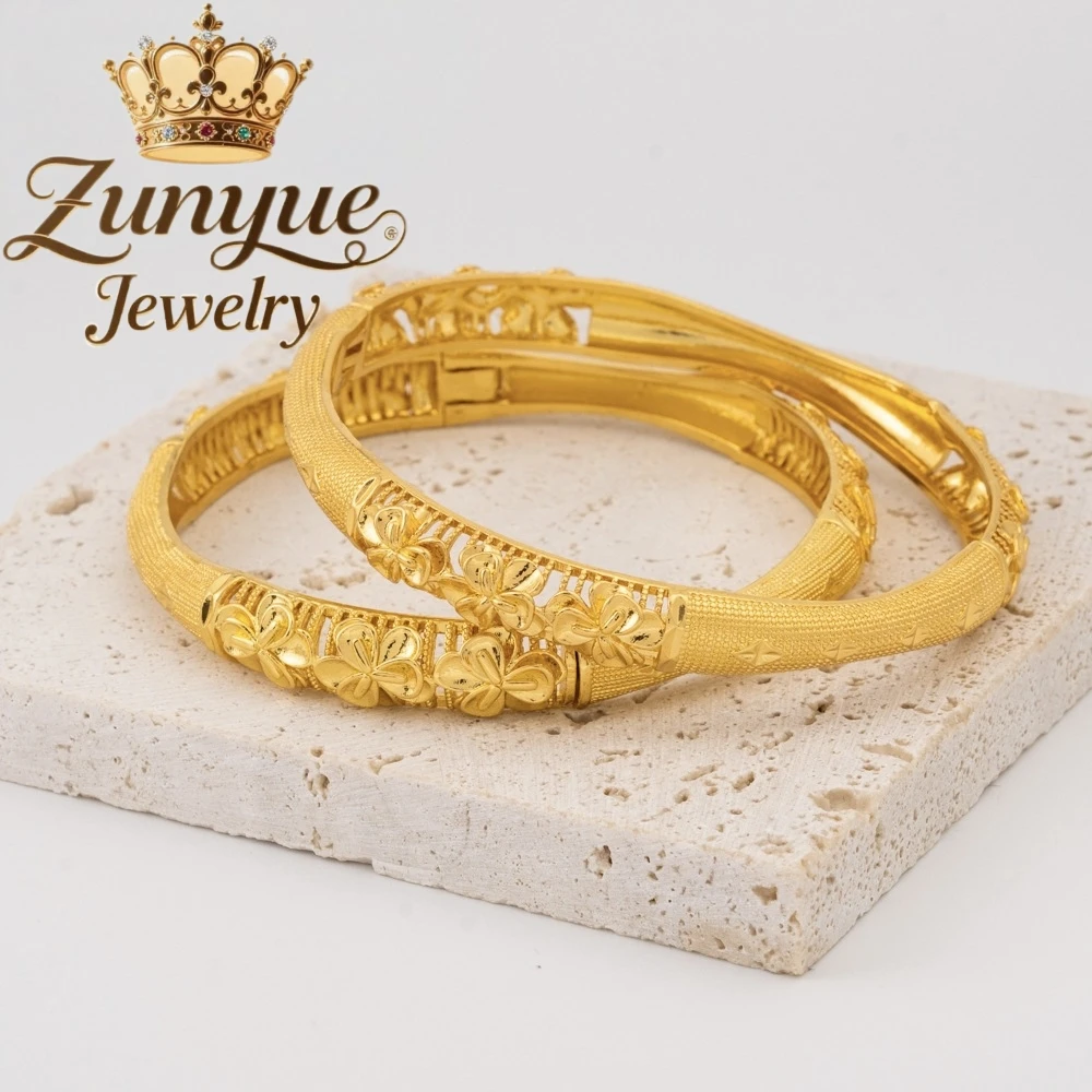 

Sand Gold Fashionable Retro Court-Style Three-Flower Clasp Bracelet Made Fashion Jewelry Best Selling Exquisite Charms Elegant