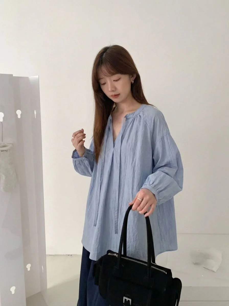 

Новая весенняя женская блузка свободного кроя с длинным рукавом и V-образным вырезом, в корейском стиле, с поясом, для создания стройнящего эффекта, в нежном и непринужденном стиле.