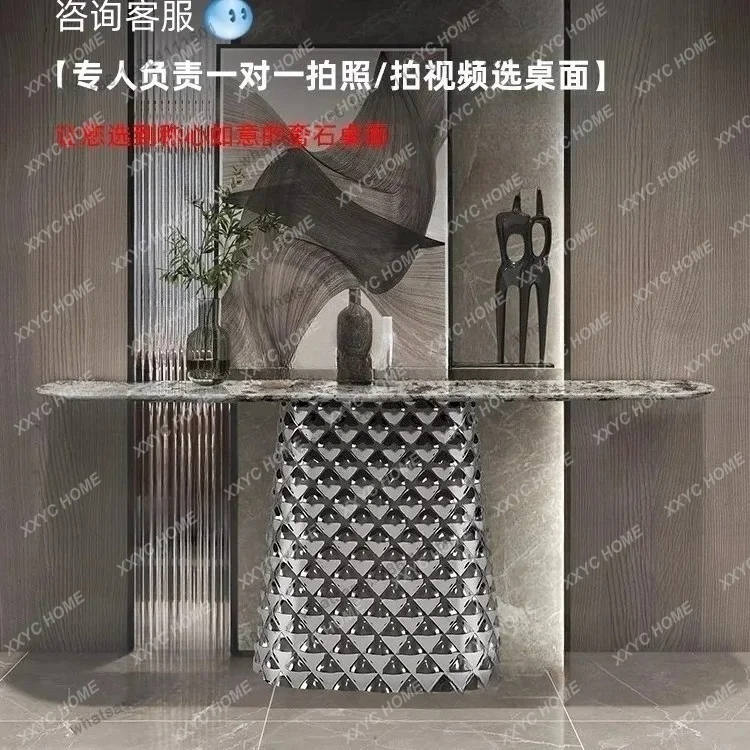 XX Lmarble strip case is facing the door against the wall, decorative cabinet against the wall, very narrow entrance platform
