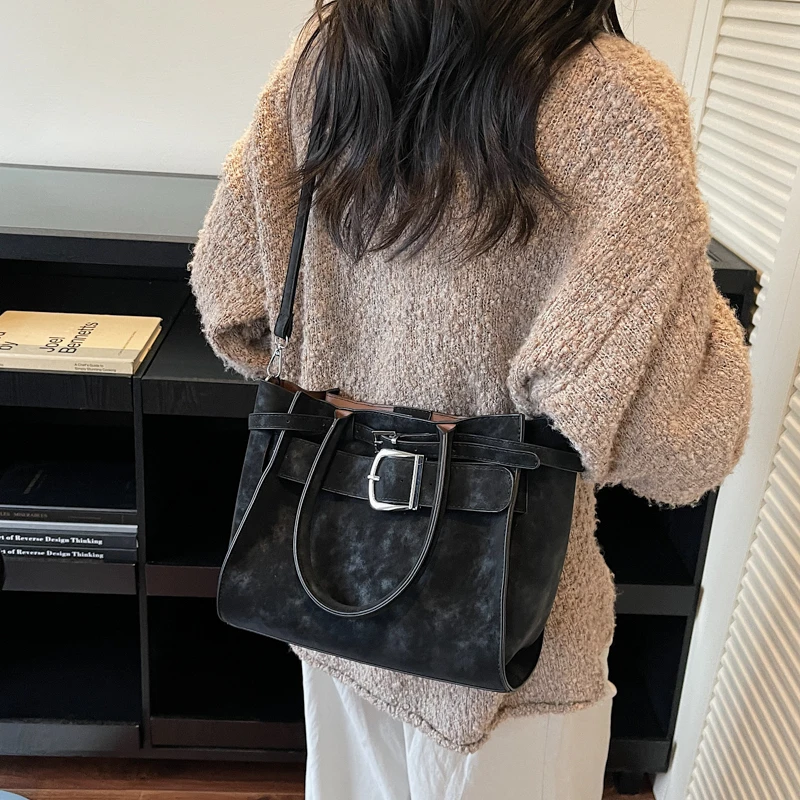 2025 automne et hiver nouveau Style Design élégant Faux daim carré épaule et sacs à bandoulière solide moraillon polyvalent sacs à main pour femmes