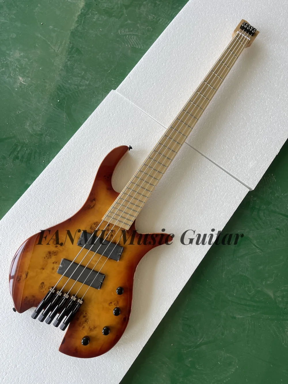 

Бас без головы, 5-струнный бас, высококачественный одиночный мост, корпус из ясеня, верх из клена Brul, кленовый гриф, настраиваемый