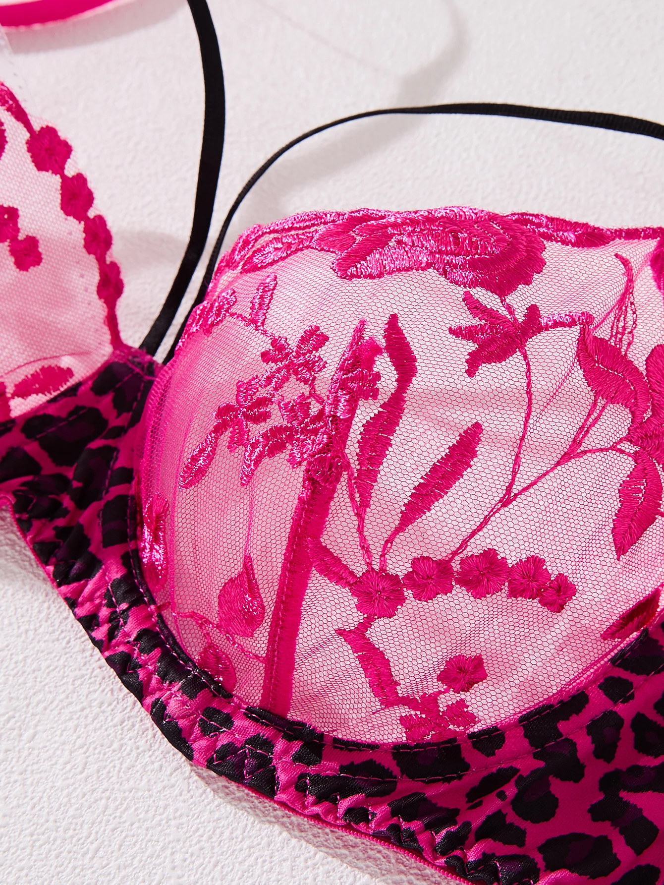 Een RoseRed sexy lingerieset, gecombineerd met luipaardprint en bloemenpatronen, combineren allure en sensualiteit ZA825173