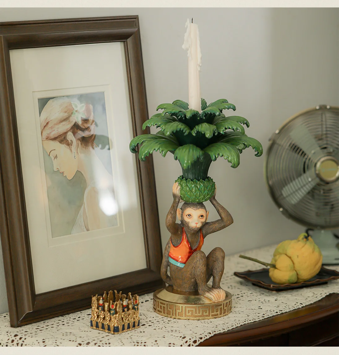 Monkeys Hold Pineapple Candlestick Ornaments Resin Creative Retro Crafts Living Room Porch Decorations Gifts.
