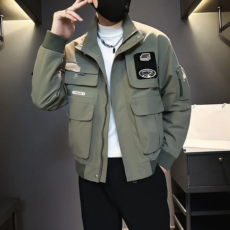 

​ Мужская весенне-осенняя куртка премиум-класса, современная уличная одежда с воротником-стойкой, вдохновленная рабочая одежда с несколькими карманами, регулируемые манжеты ​