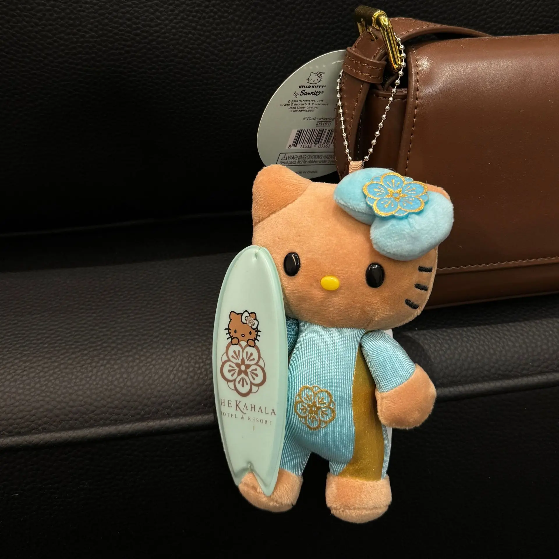 

Новинка 2025 года, Гавайский серфинг, черная кожа, плюшевый брелок «Hello Kitty», сумка для девочек, украшение на молнии, кулон, униформа для колледжа, длинные ноги Kitty