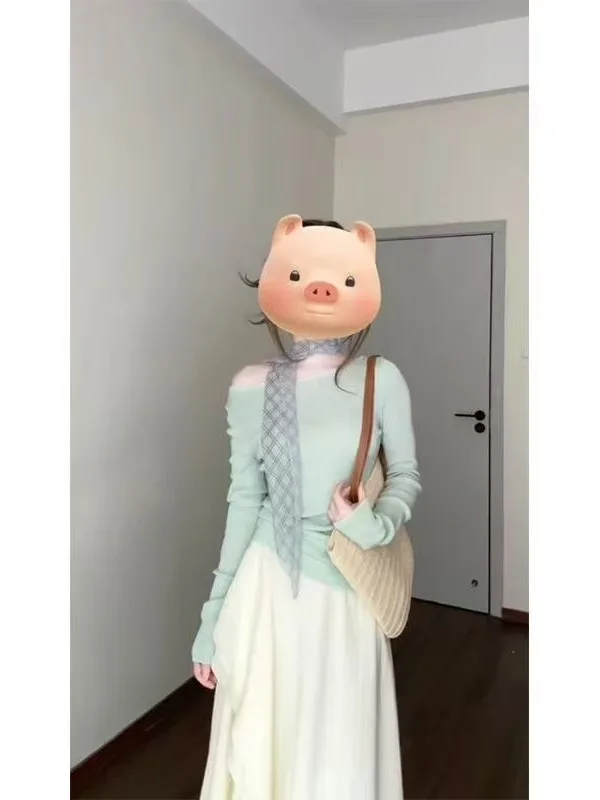 

Весенний новый комплект: облегающий вязаный топ с длинными рукавами и юбка с высокой талией и асимметричным подолом. Модный женский костюм.