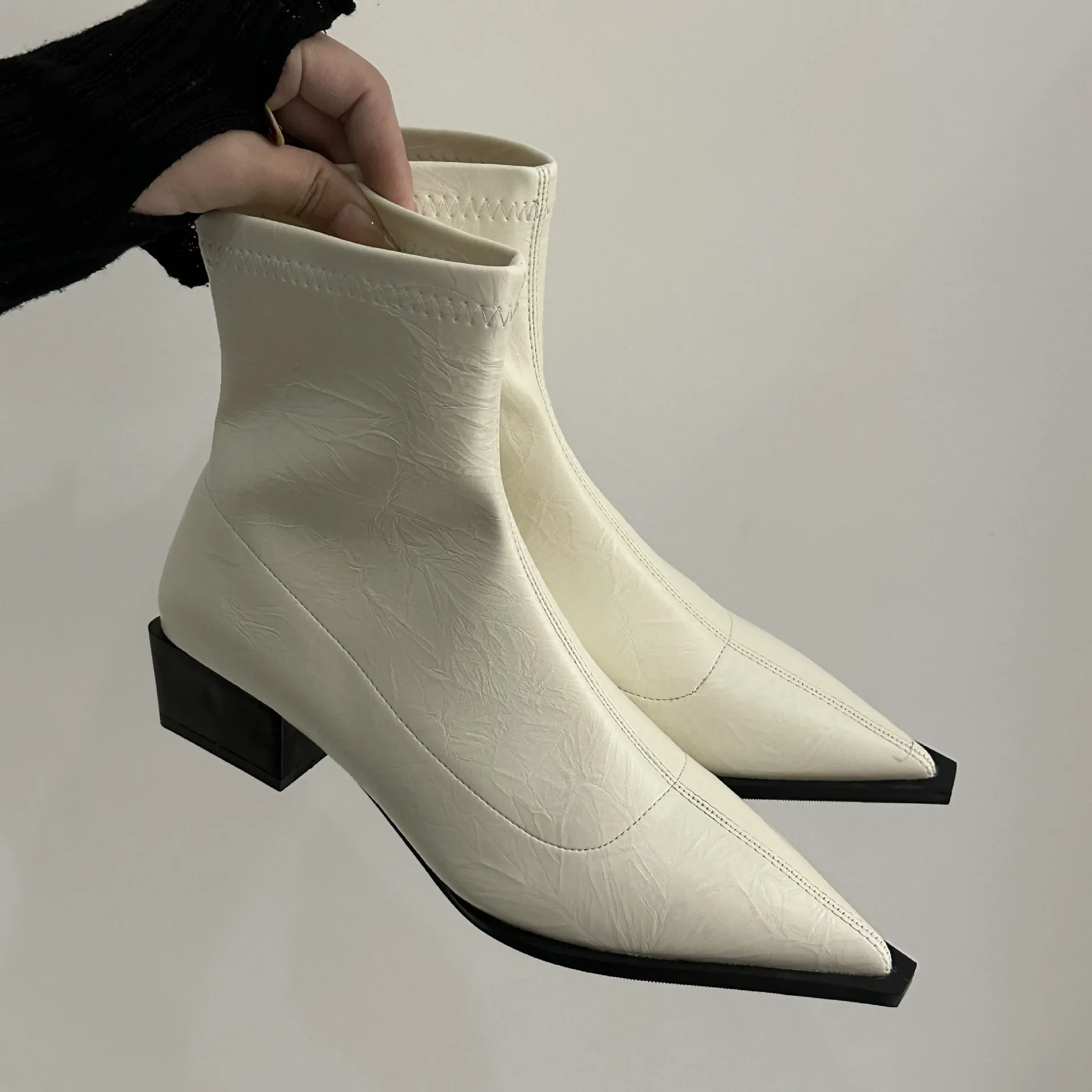 2026 Damen Spitze Stiefeletten mit mittelhohem Absatz, Spitze Leder Sexy Chelsea Boots, Trendiges Design, Winter Pumps, Designer Kurze Stiefel für Damen – Detail 7