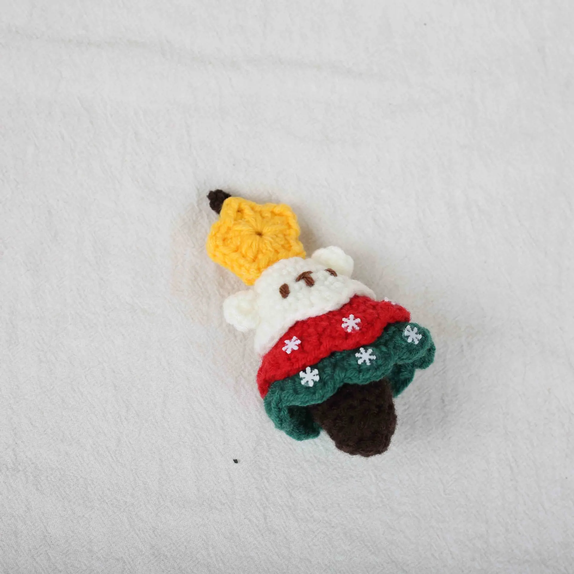 Niedlicher gehäkelter Weihnachts-Schlüsselanhänger, handgemachter Mini-Weihnachtsbaum, gestrickter Baum zum Aufhängen, liebenswertes Geschenk – Detail 2