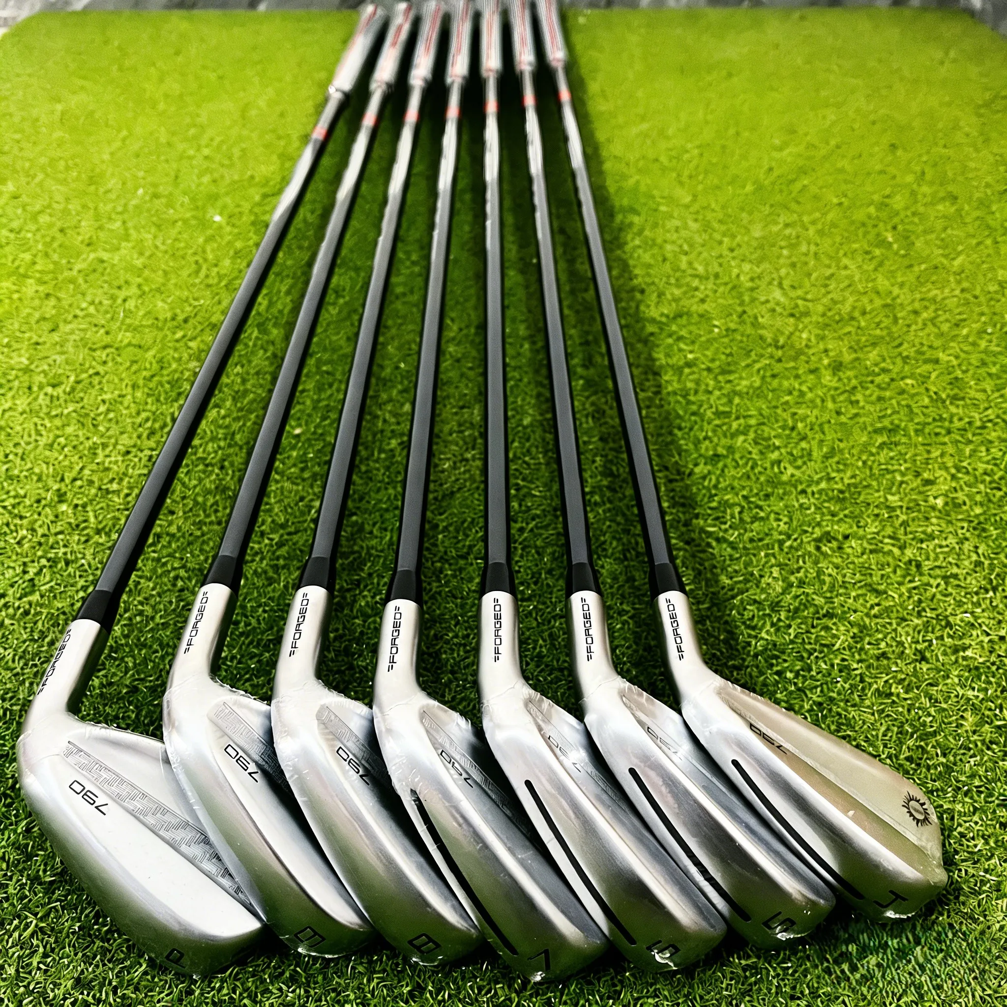 

2025 Newest Men'S Iron Set Golf Club 790 5th silver Iron Set With Steel/Graphite Shaft With Head Covers 7pcs(4,5,6,7,8,9,P)