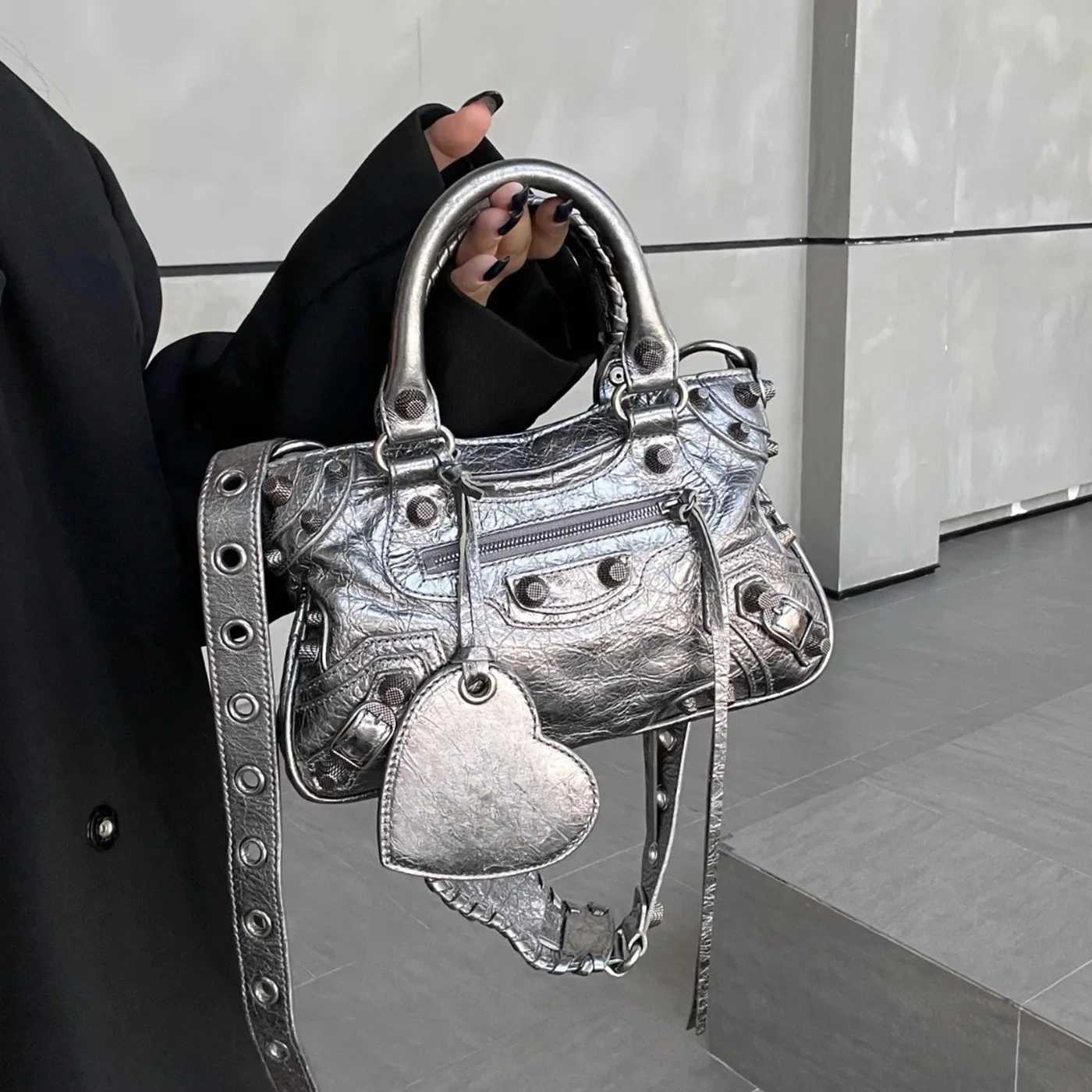 2025 New Street Style Motorcycle Bag Women's Handbag Leather Shoulder Crossbody Bag Tote Bag Rivet Fringe Crack Pattern Leath...