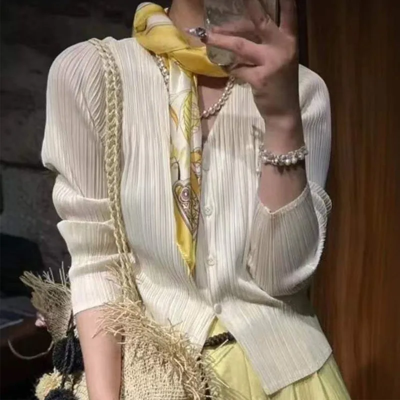 ミヤケプリーツシャツ 2025年秋新作 プリーツ 多用途 着痩せ 長袖シャツ レディース デザイナー プリーツ Vネック カーディガン プリーツトップ