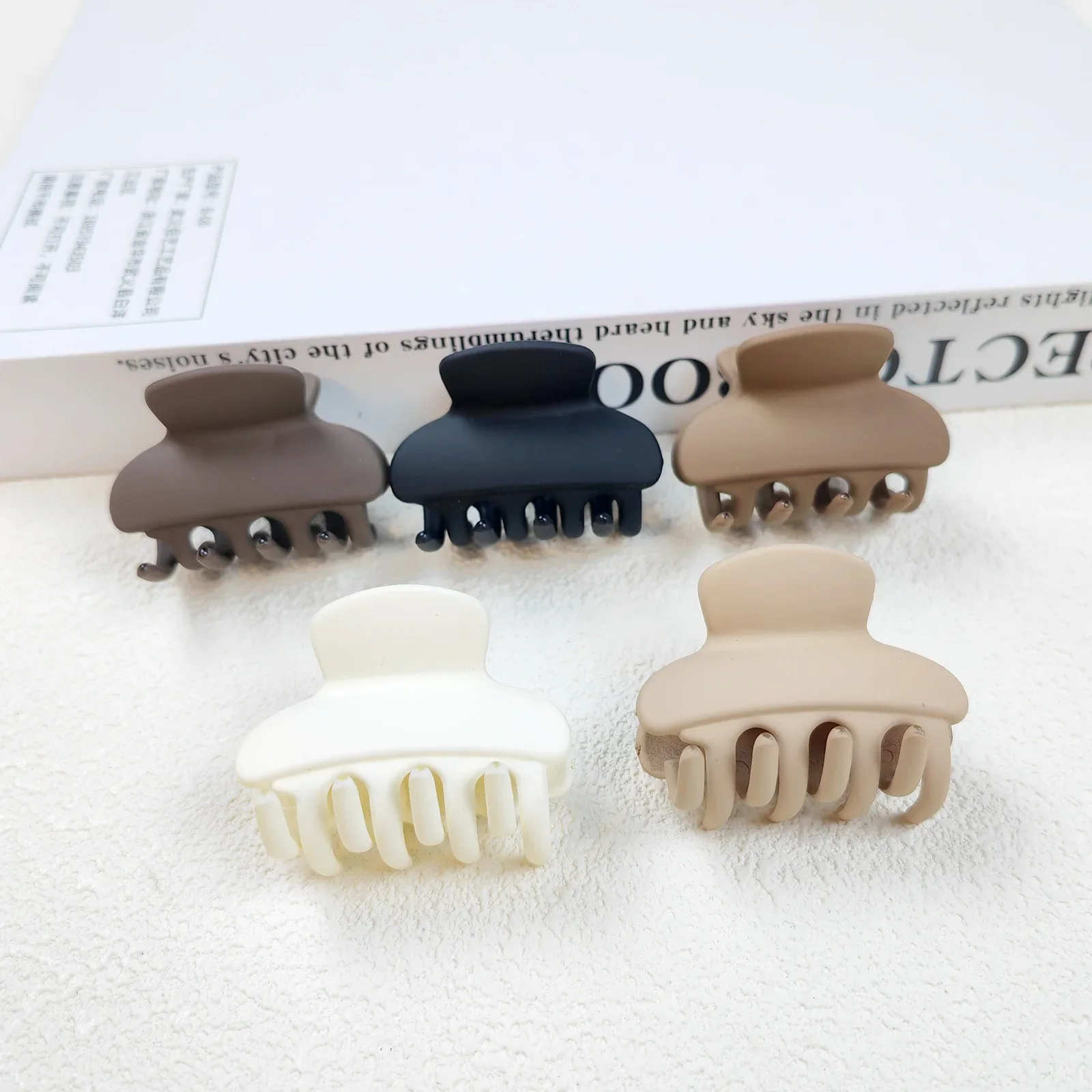 Рисунок 4 - заколки для волос среднего натурального цвета