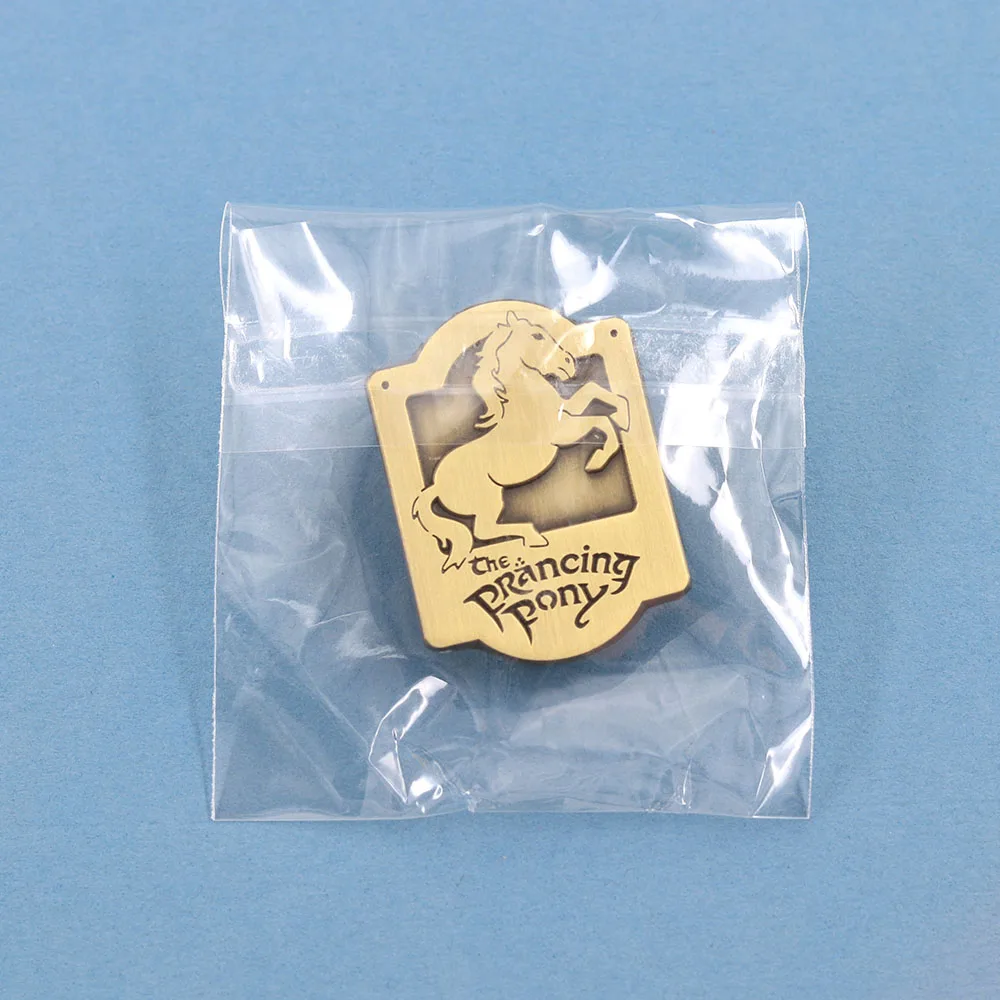 Das springende Pony Emaille-Brosche Fantasy-Tavernenschild Anstecknadel Mysteriöses Abenteuerfilm-Merchandise Fangeschenk – Detail 14