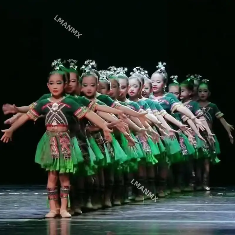 

Ethnic minorities Yi, Tujia, Yao, March 3rd performance costumes