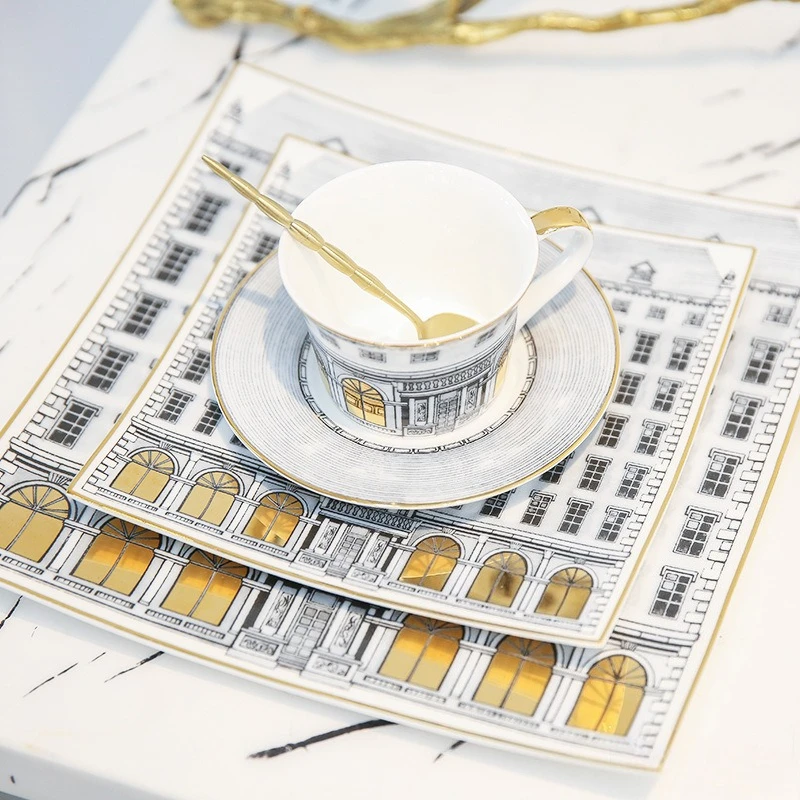 

Набор позолоченных кофейных чашек и тарелок из костяного фарфора на английском языке, керамический набор чашек и тарелок для чая в европейском стиле Light Luxury Swan Castle