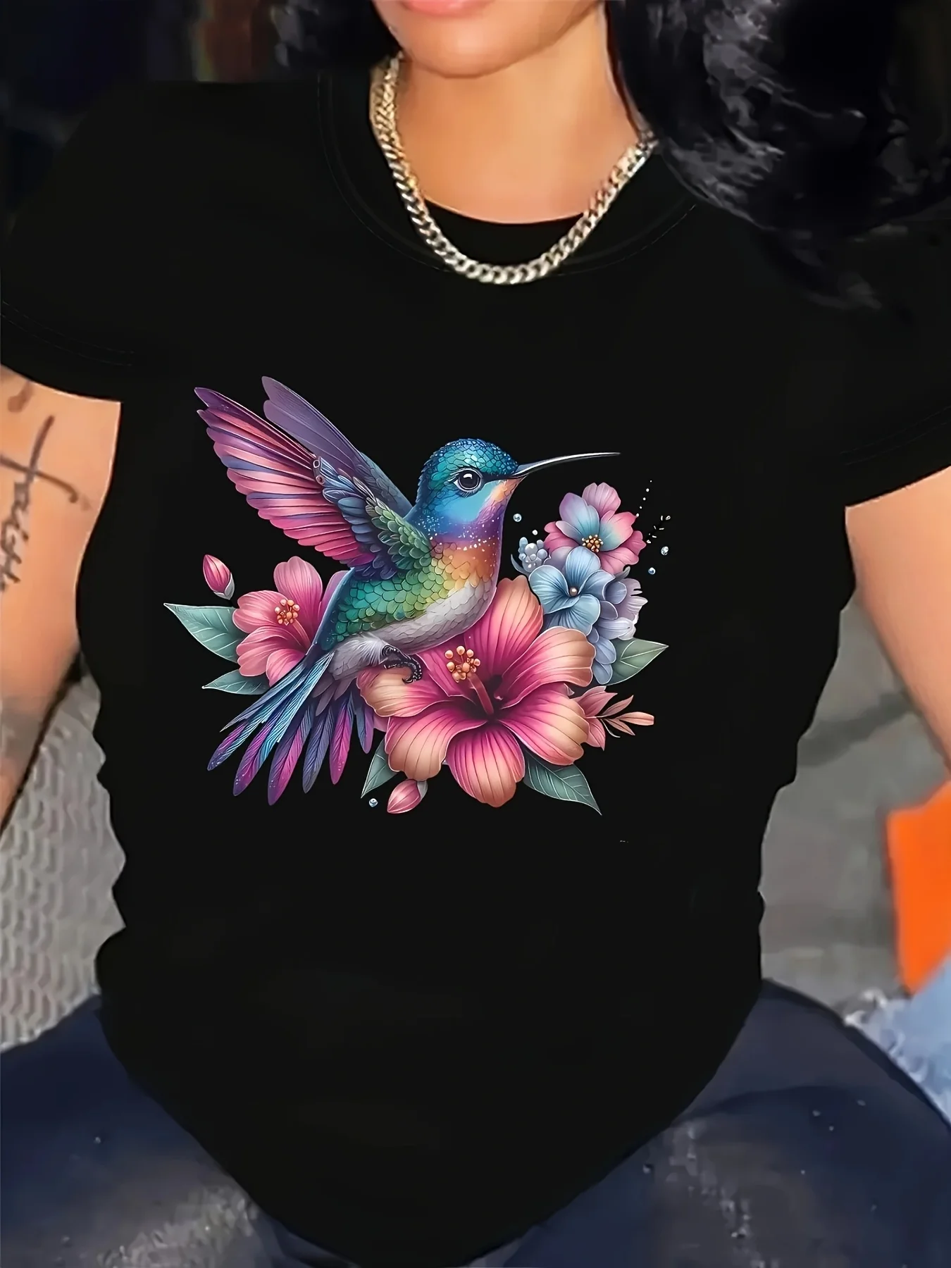 

Женская повседневная футболка с круглым вырезом с короткими рукавами — яркий колибри и цветочный принт, всесезонный комфорт, можно стирать в машине