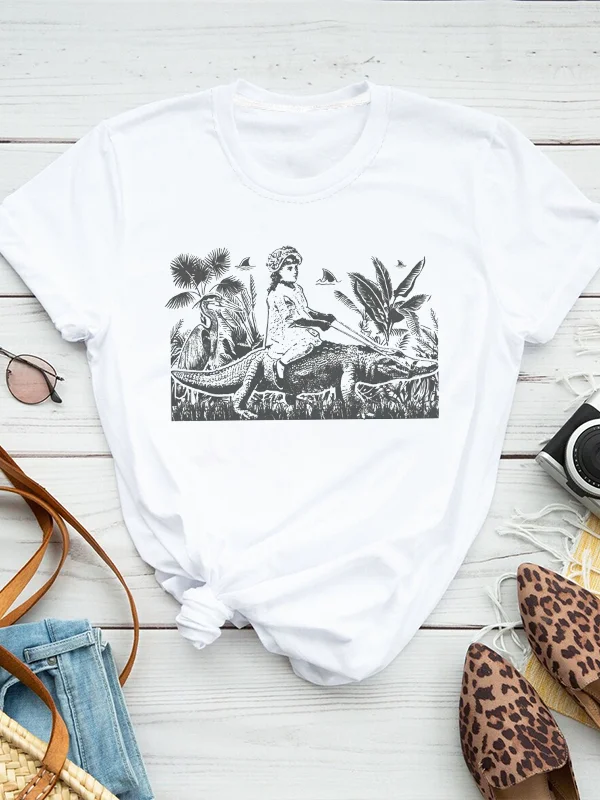 The Girl in The Little Hat Riding A Crocodile Crane Vintage Print Female T-shirt 2024 New Voguish Hot Sale Retro Casual Girl Tee