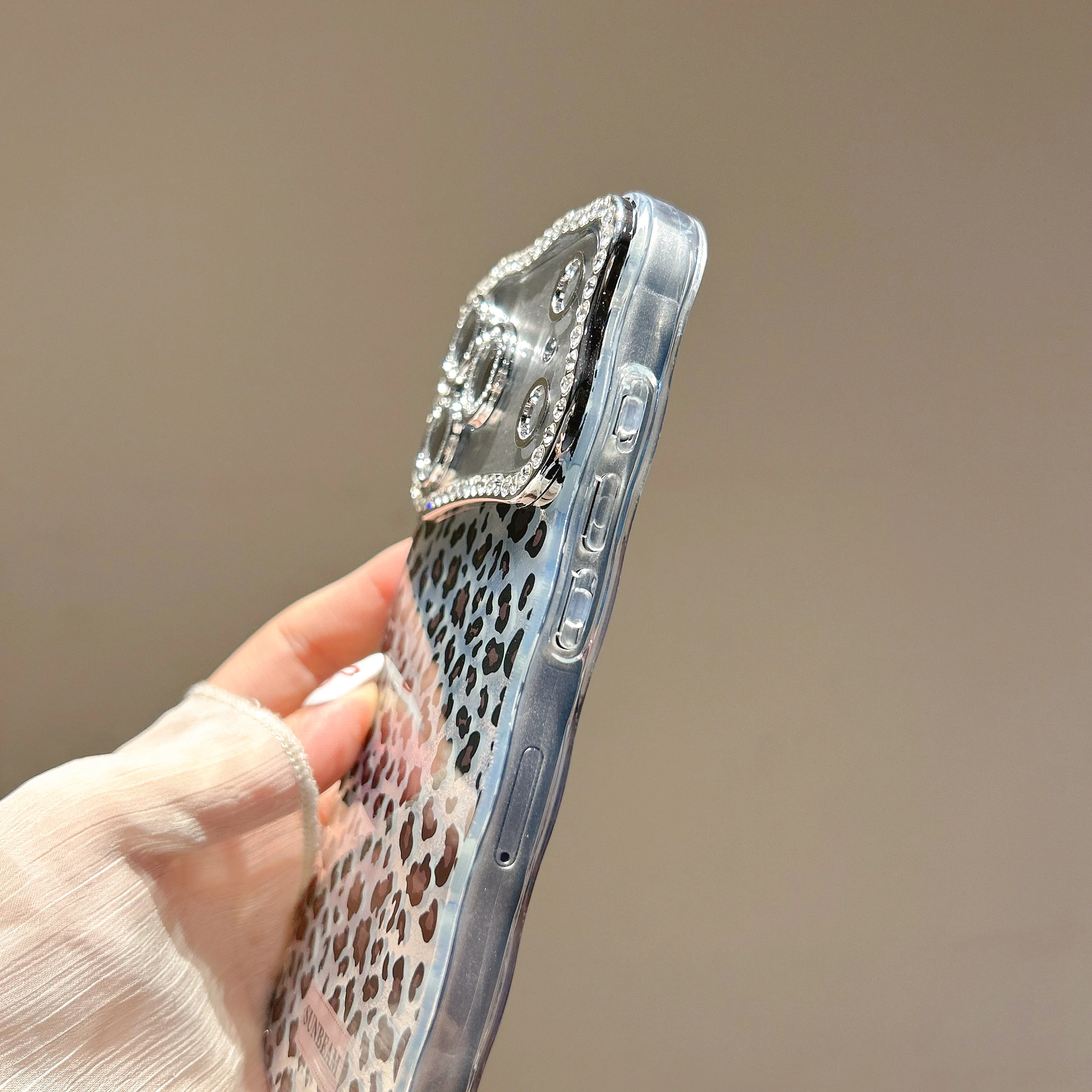 براقة ليوبارد طباعة حجر الراين إطار الكاميرا سباركلي شيك قضية الهاتف آيفون 17 16 15 14 13 برو ماكس عودة غطاء الهاتف كابا