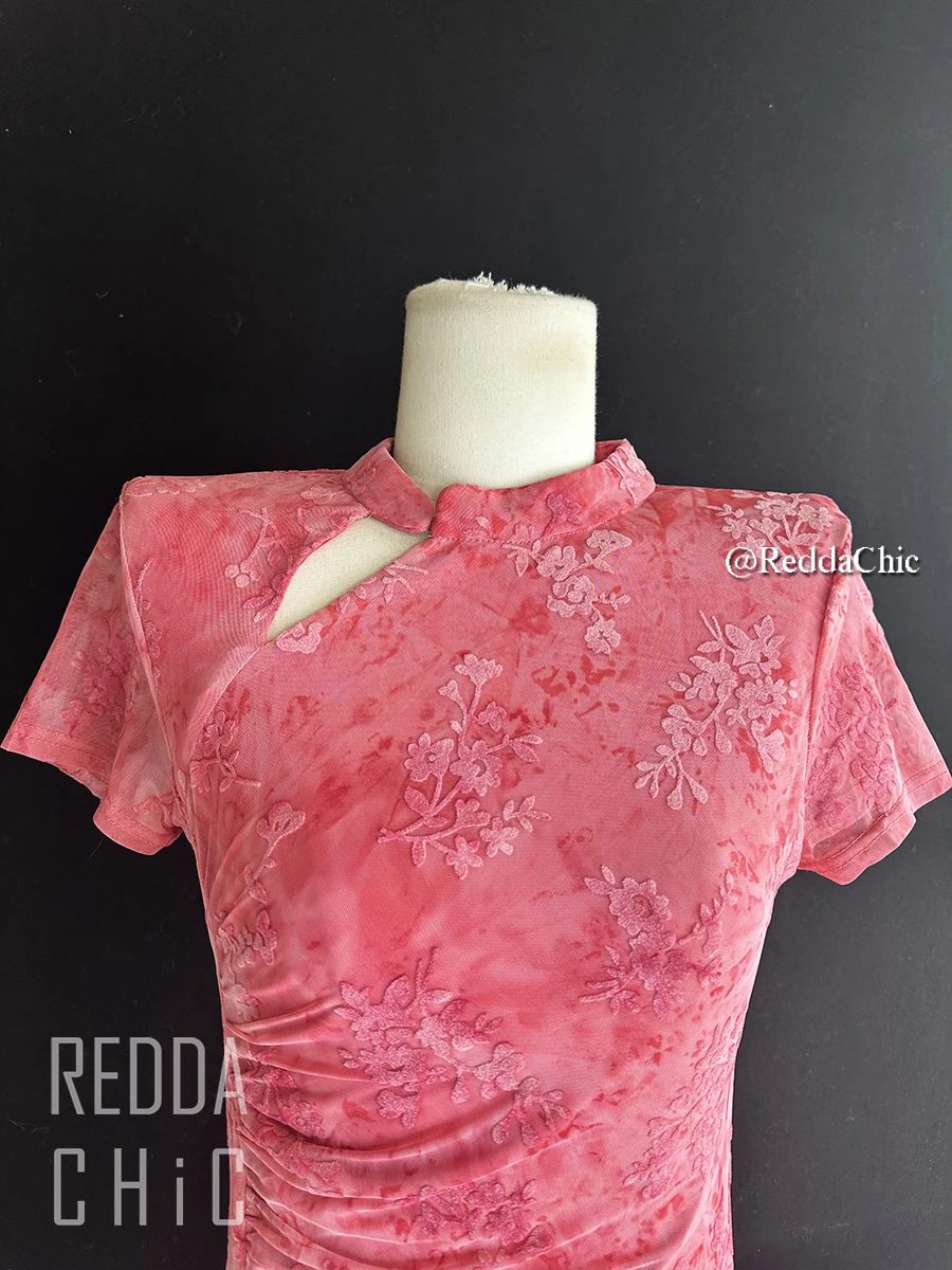 ReddaChic Vestido largo de una pieza para mujer, malla fruncida, Red Desire, fruncido, recortado, cuello alto, flocado, flor, Cheongsam, Ropa Retro