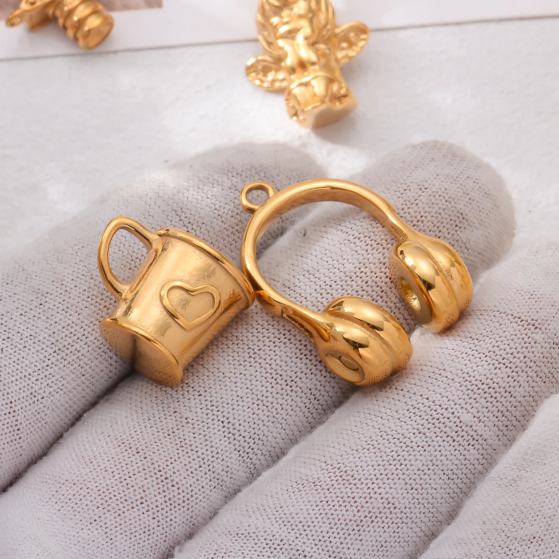 2 قطعة مطلية بالذهب الفولاذ المقاوم للصدأ سحر قلادة فنجان القهوة/سماعات/قبعة/الملاك DIY بها بنفسك مجوهرات قلادة سوار صنع العثور