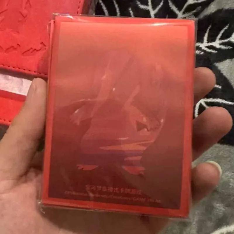 100% Originele Pokemon 64pcs Charmander Bulbasaur Squirtle Card Sleeve Trading PTCG Collectible Protection Cover Speelgoed Verjaardagscadeau