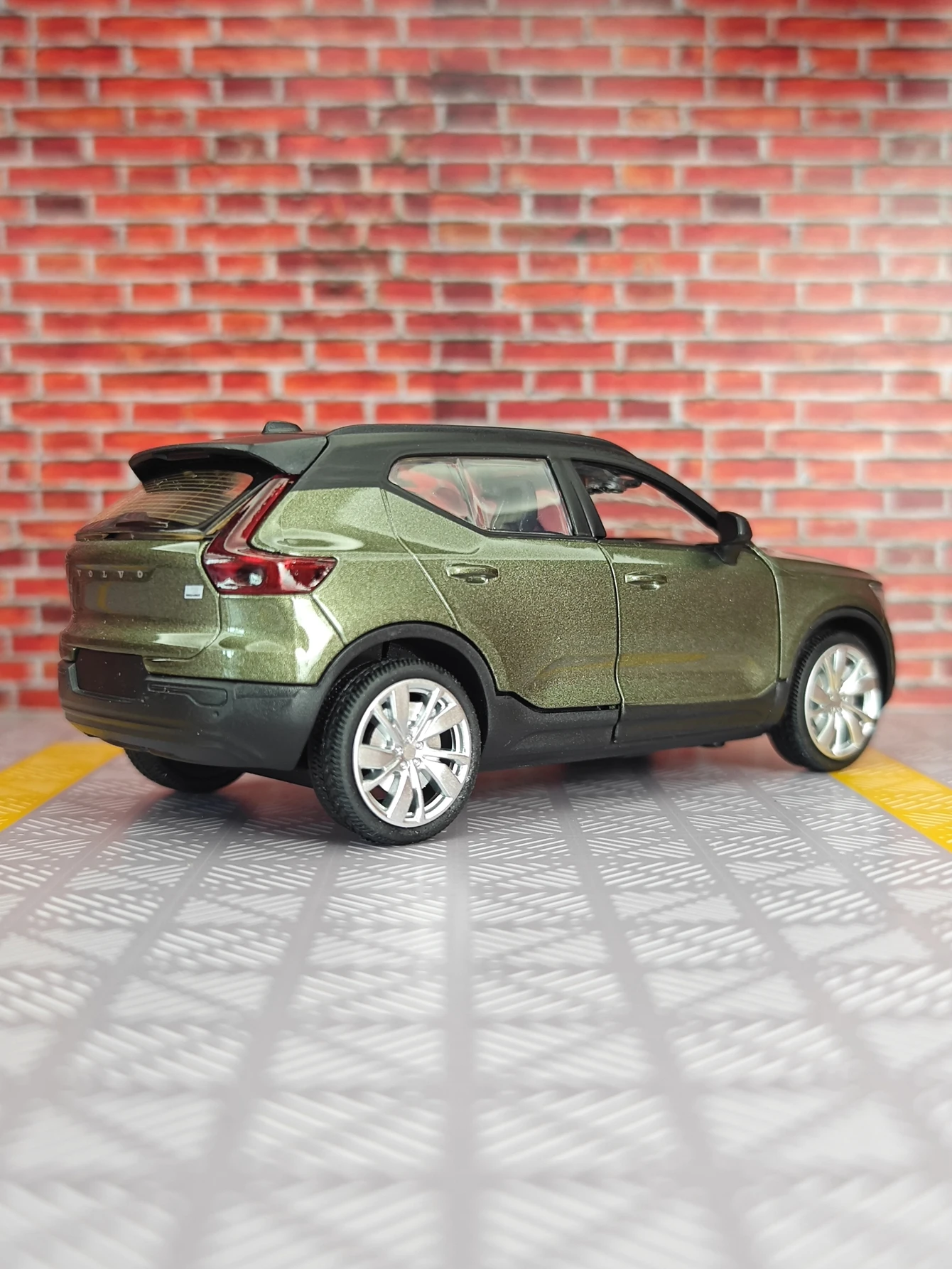 

1:32 simulation Volvo XC40 alloy off-road vehicle model, doors can be opened, sound and light return power car ornaments