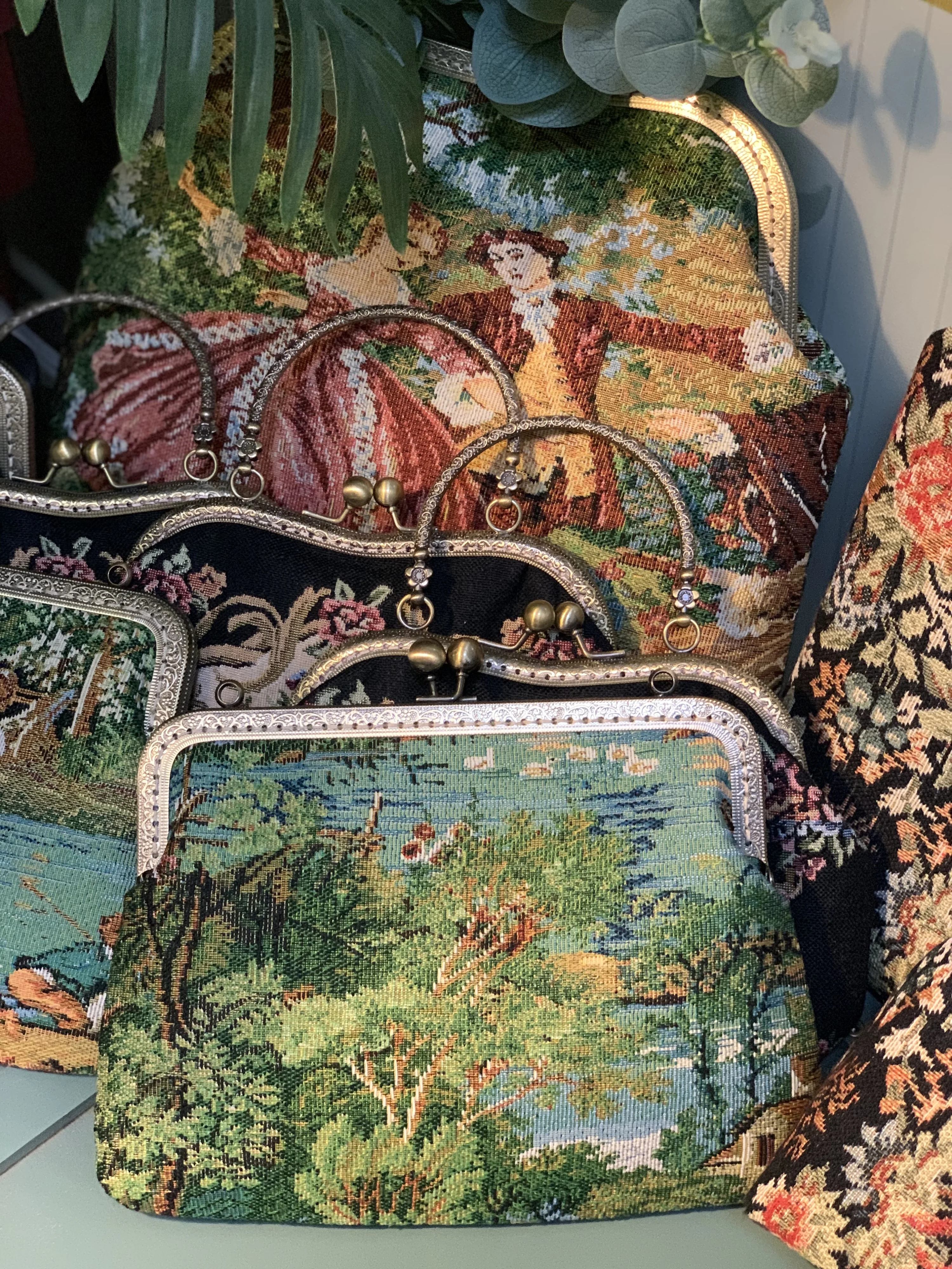 Lost in Vintage French Tapestry Figural dompet bingkai logam Aubusson Clutch tas Figural dinamis pemandangan dan romantis angka domba