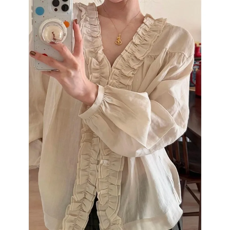 

Summer new small and unique off-white V-neck shirt popular European style top for women