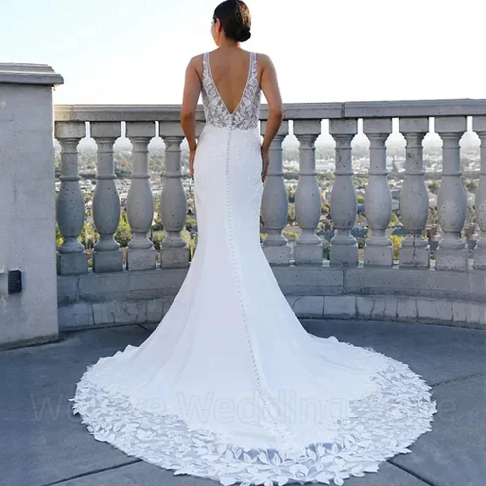 Zartes Brautkleid im Meerjungfrau-Stil mit Applikationen, sexy, tiefer V-Ausschnitt und offenem Rücken mit Knöpfen, Sweep-Zug, ärmellose Brautkleider