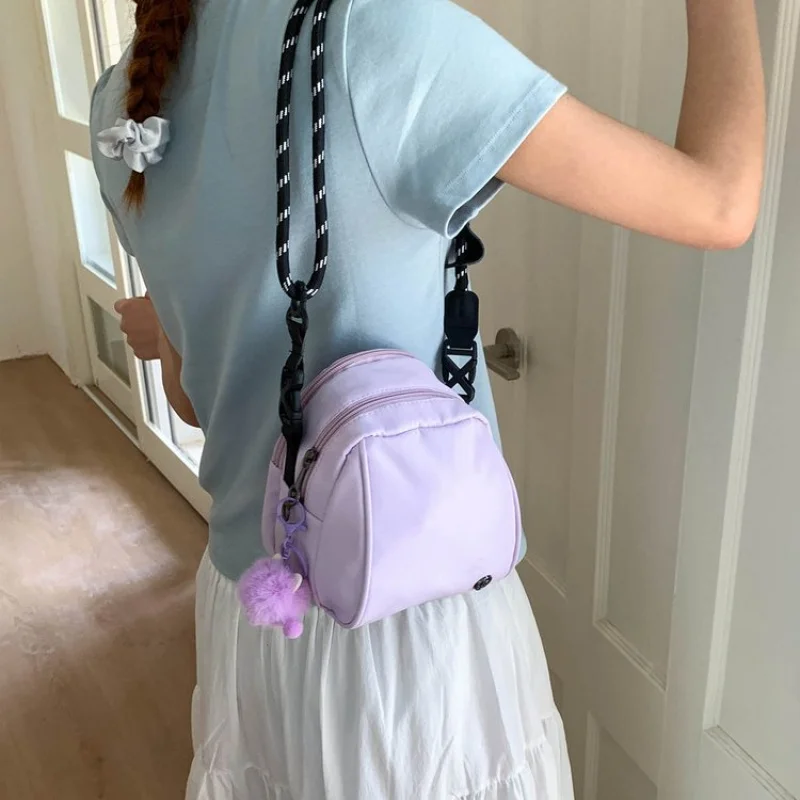 Bolso de hombro elegante para mujer con detalles de asa de bambú y cuerpo de cuero para un aspecto y atractivo de moda único e atemporal