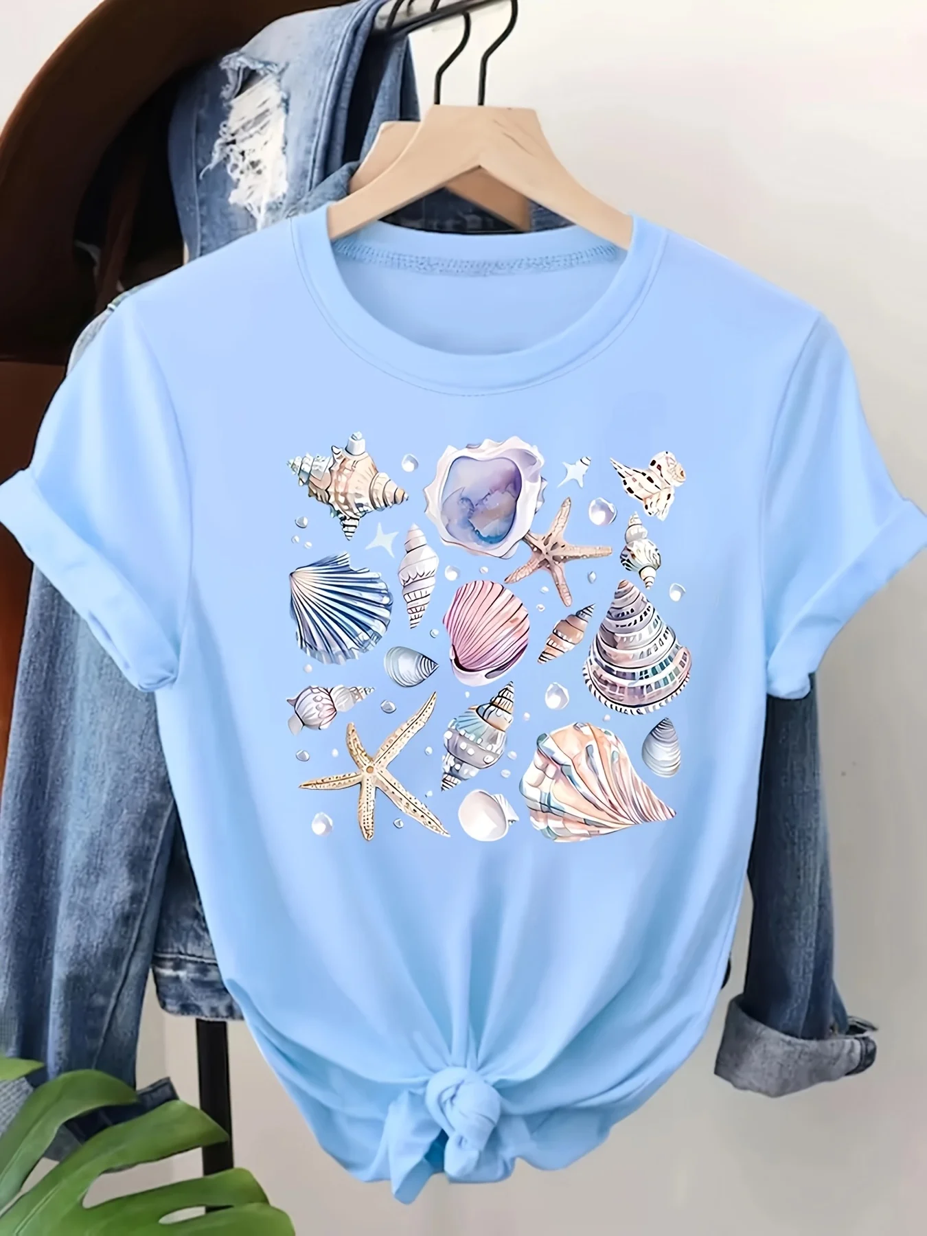 Camiseta para mujer con diseño de conchas marinas y estrellas de mar - Estampado costero, top informal de color azul claro