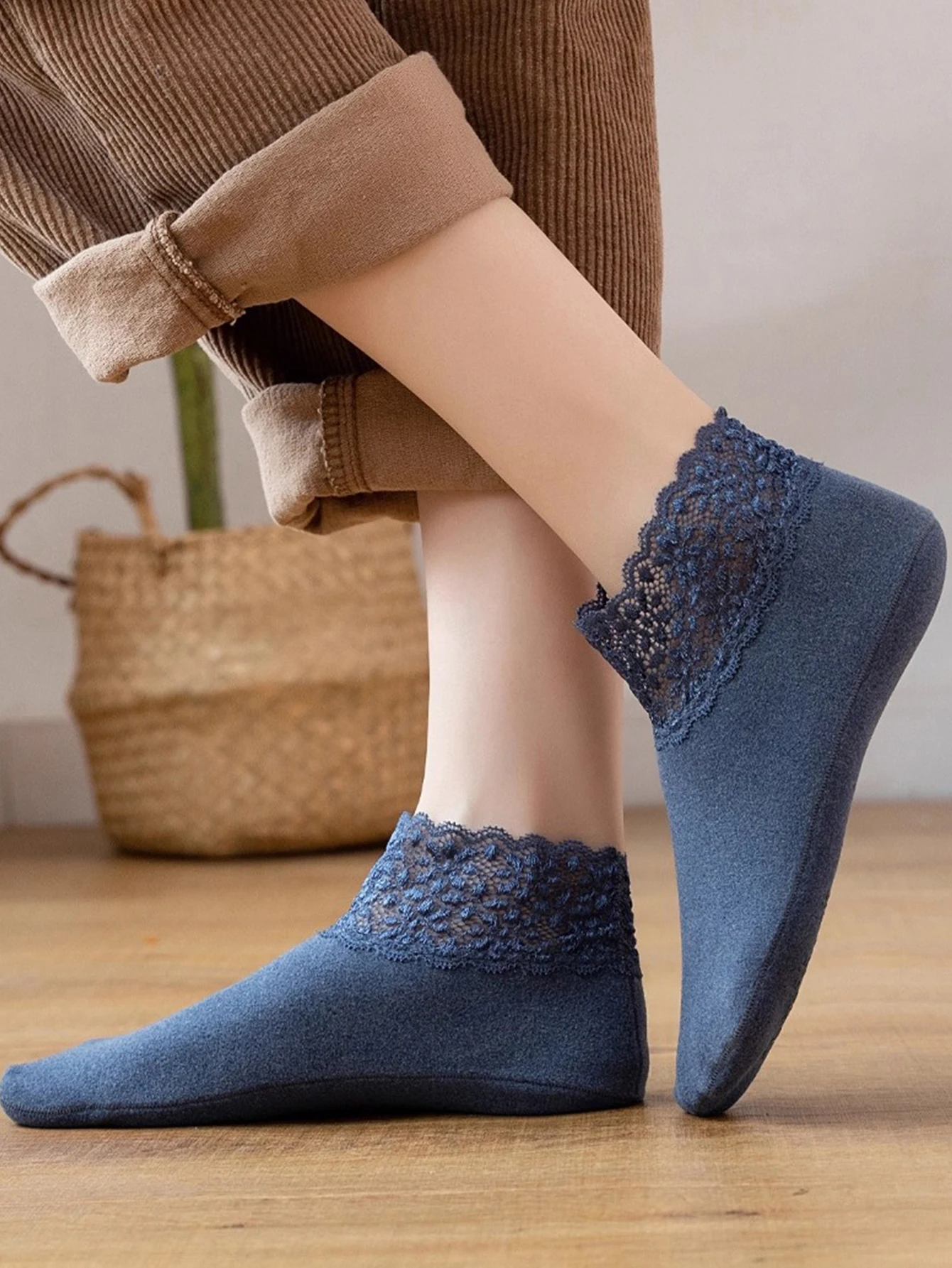 Calzini termici da donna a tubo basso in pizzo Calzini da pavimento per la casa caldi e spessi vintage carini e spessi Calzini antiscivolo per l'autunno inverno