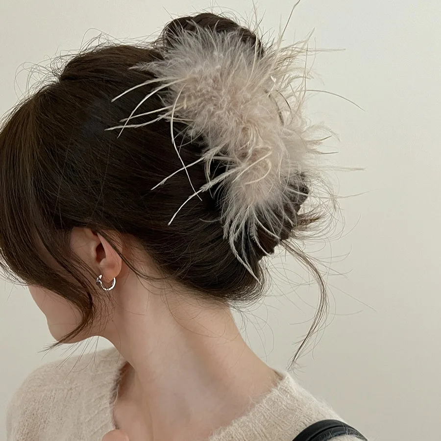 

Light beige fluffy feather hair accessory with wispy long plumes, lightweight and airy. Creates a dreamy gentle vibe, perfect for buns and updo hairstyles, ideal for photoshoots, dates and soft aesthetic daily looks.