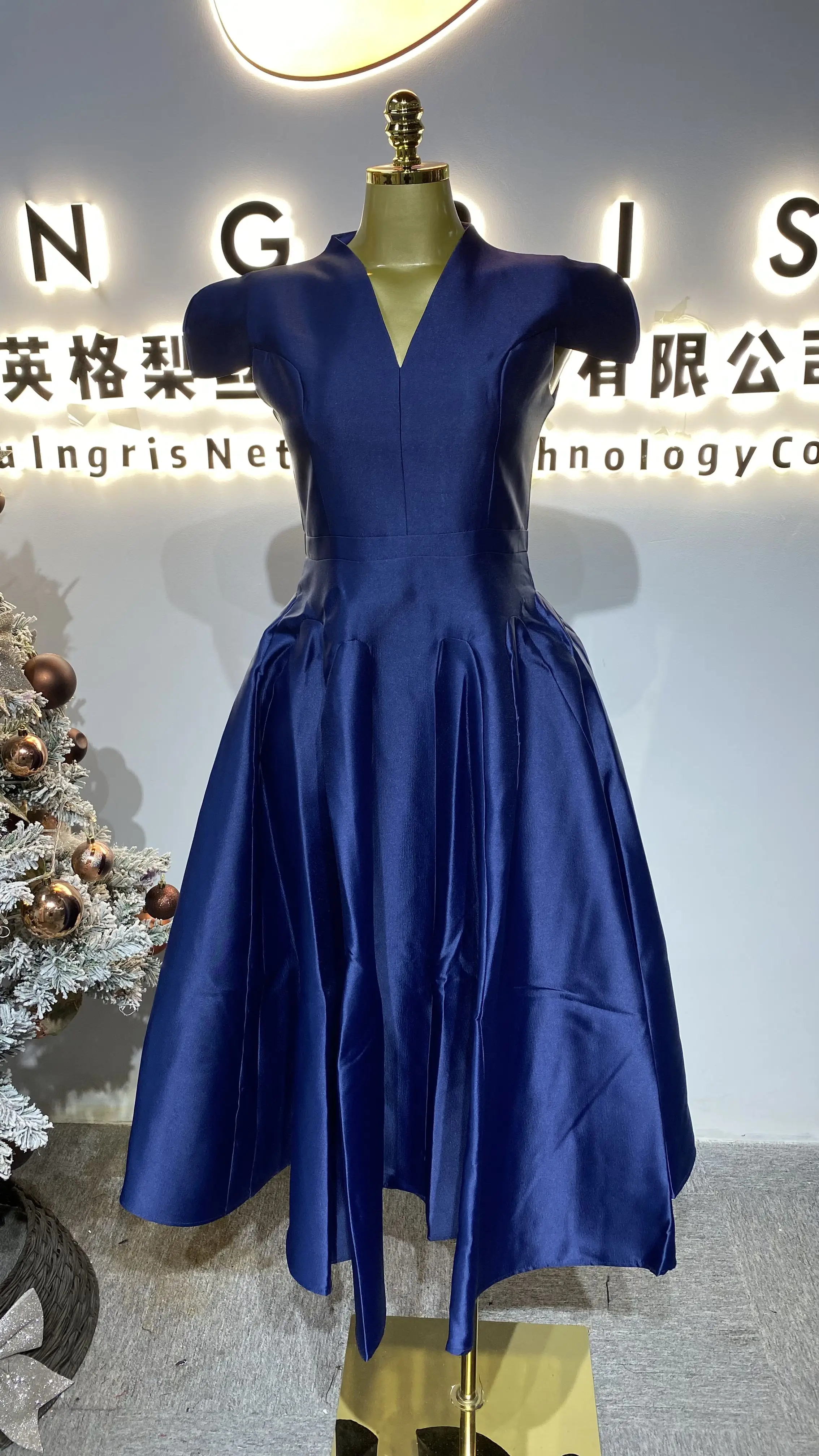 Custom-designed fashionable flutter sleeve solid V-neck slim-fit elegant dress, elegant banquet dress-GZXX404