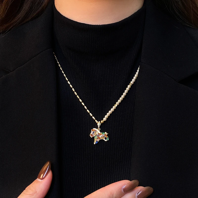 Bunte Zirkon-Pony-Anhänger-Halskette für Damen, Perlen-Metall-Spleißkette, leichter Luxus-Schmuckset, trendiges Schlüsselbein-Accessoire – Detail 7