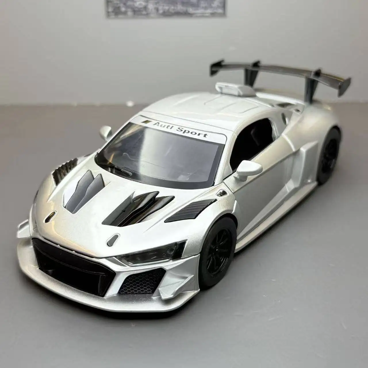 

1:24 R8 LMS GT2 Alloy Sports Car Model Diecasts Metal Track Racing Car Vehicles Model Sound Light Simulation Childrens Toys Gift