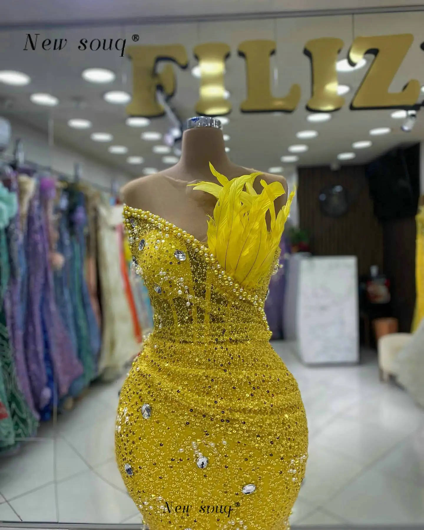 فساتين سهرة حورية البحر طويلة من الريش الأصفر مع شق 2024 لؤلؤ مطرز بدون أكمام مشد قطعة العاج للحفلات الراقصة رداء حفلات