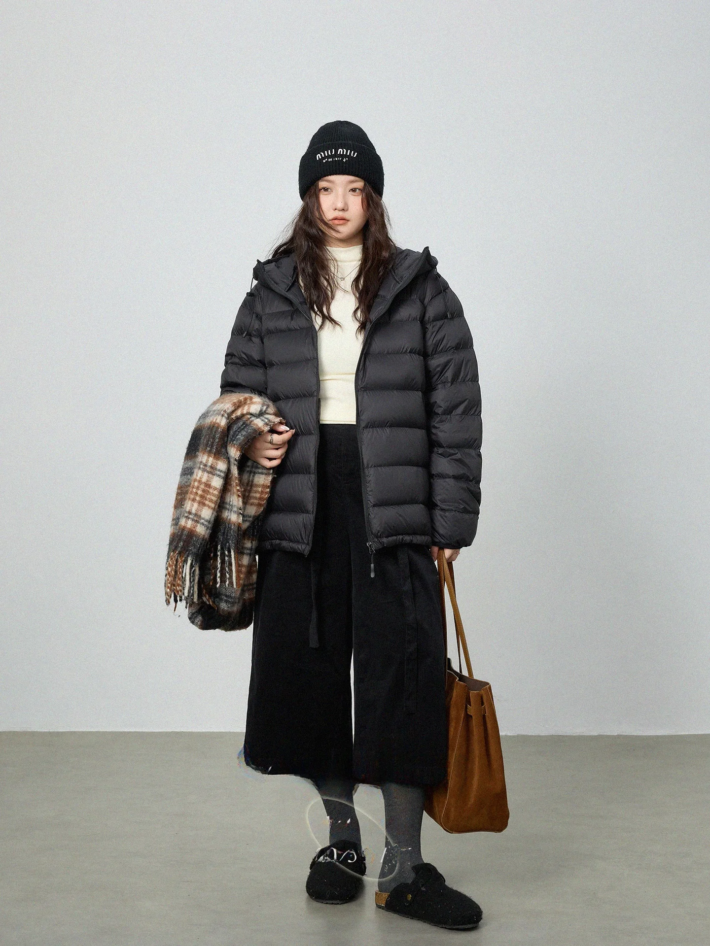 

Зимняя легкая стеганая куртка с капюшоном больших размеров, теплая повседневная черная женская пуховая куртка стандартного кроя, бренд MONIKADM