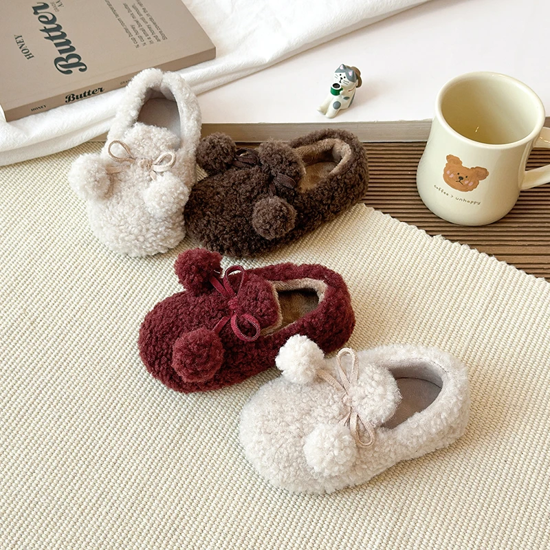 

Теплая нечеткая обувь для маленьких девочек, новинка 2025 года, зимняя детская повседневная обувь на плоской подошве с милым плюшевым шариком, мягкая подошва, повседневная одежда для первых ходунков, возраст 1–3 лет