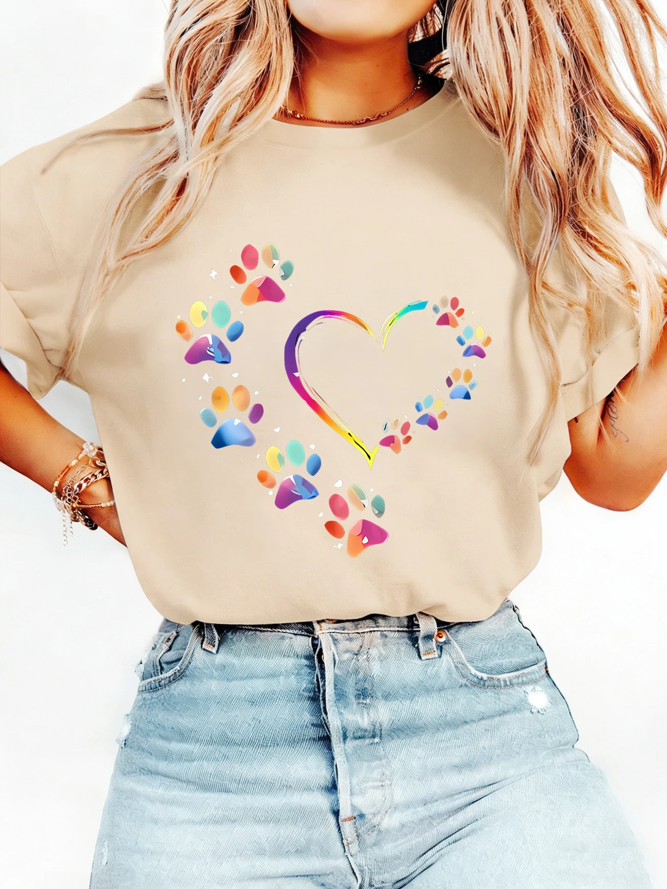 Gradually changing color cat and dog paws surrounding heart-shaped pattern printed round-neck short-sleeved T-shirt for women