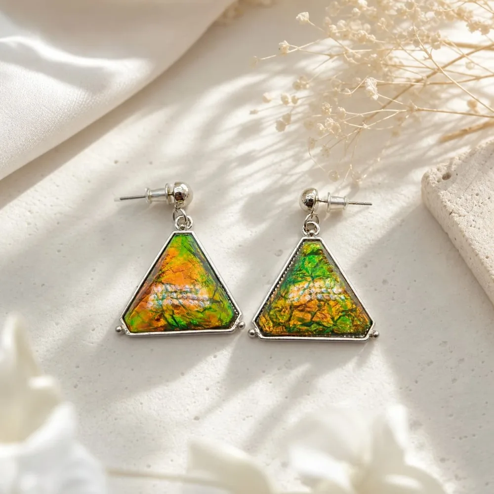 Colorful and Gorgeous Triangular Colored Diamond Earrings, Heavy-duty, High-end and Versatile Accessories