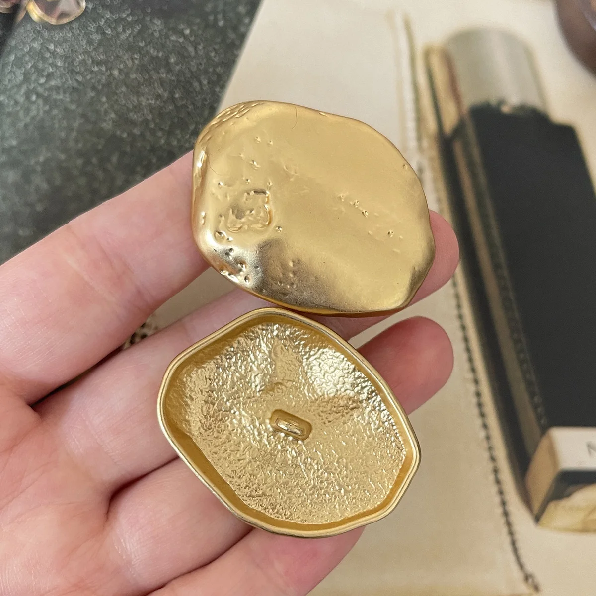 2pcs 39MM Irregular Oversized Frosted Gold Buttons, High-End Fashion Coat, Windbreaker Decorative Buttons, Outerwear Buttons