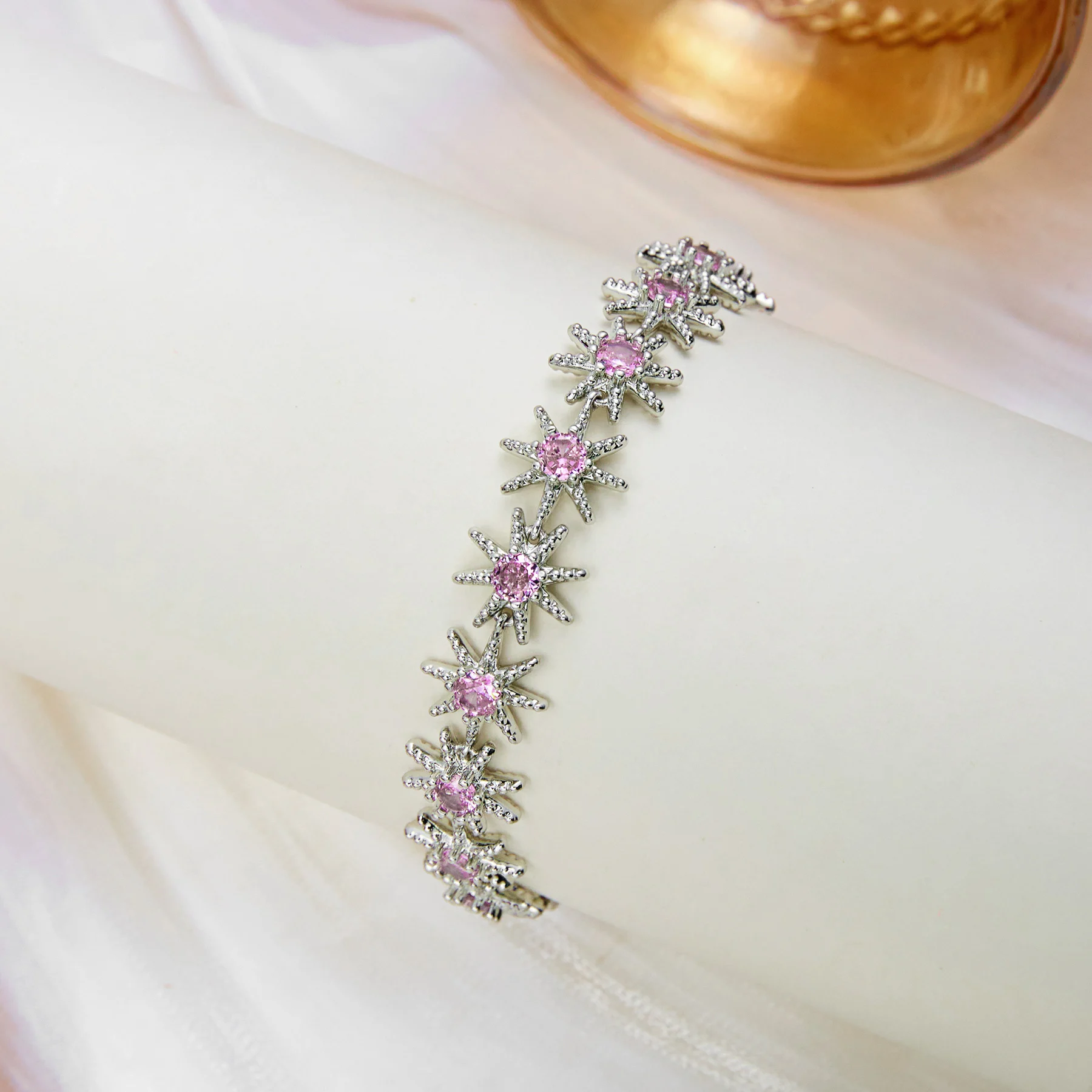 Exquisite Herz-CZ-Tennisarmbänder für Damen, mikropavébesetzt mit 5A Zirkonia, Blätter-Kettenarmbänder, Charms, stapelbarer Schmuck, Geschenke – Detail 7