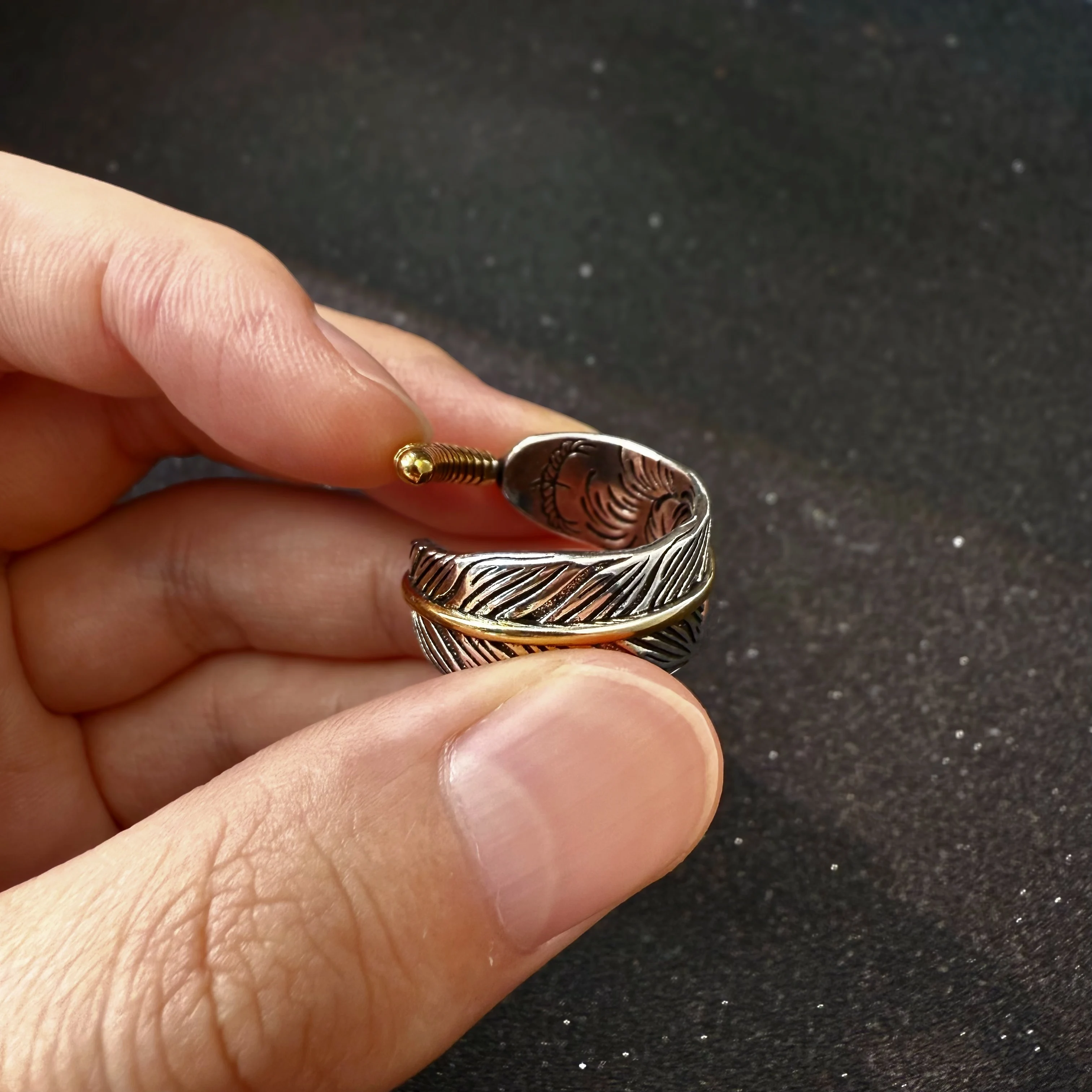 Retro Goldener Feder-Graffiti Verstellbarer Offener Ring für Männer Punk Gothic Edgy Versilbertes Messing Schmuck Biker-Accessoires Geschenk – Detail 10