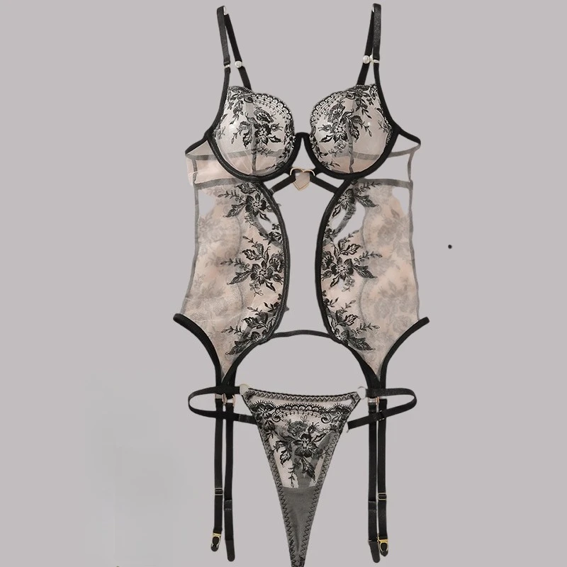 

Новый комплект сексуального кружевного белья Tornova для женщин: бюстгальтер с цветочной вышивкой и прозрачные сетчатые трусики с декоративными элементами в виде сердец.